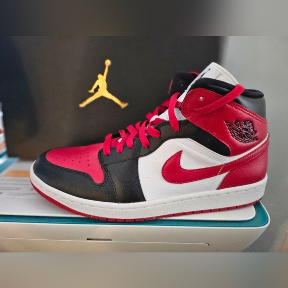 Jordan 1 Mid Unisex Red Black White Alternate Bred Toe Size 12 Womens Men's 9. - Picture 1 of 15